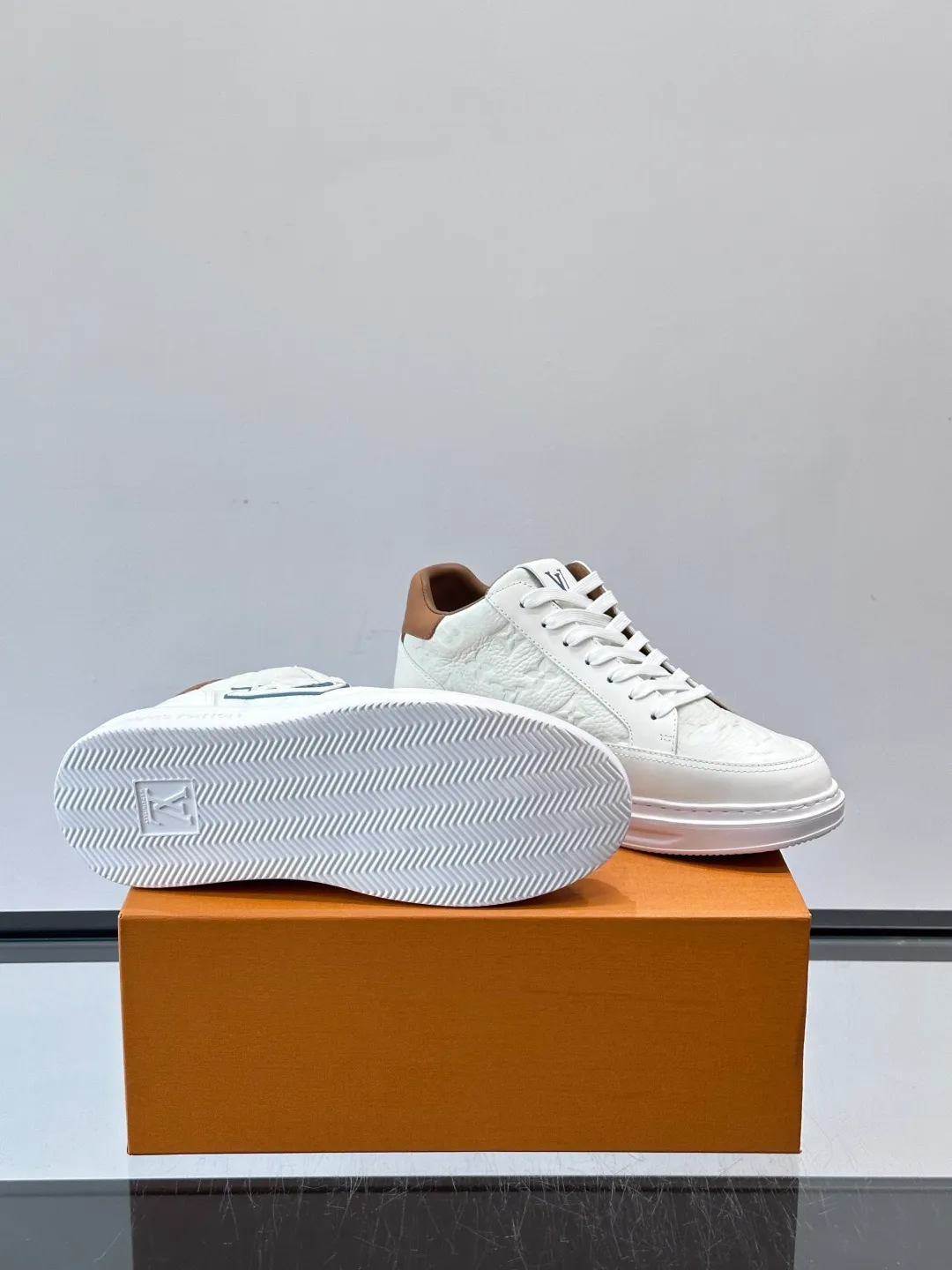 Men's shoes 💰p400 "＊OUIS ＊UITTO＊" Men's sports shoes, grained cow leather are low-key and recognizable. The rubber sole is thick and lightweight, the padded insole + technical lining make it super comfortable to wear! The main color with brown details is versatile and fashionable, and can be worn for daily leisure or business ~ LV embossing on the side of the shoe + brand logo on the sole, perfect details! size: 38-44 (45 customized)